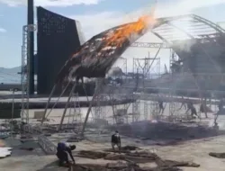 Atap Panggung di Arena Marina Water front City Labuan Bajo Dilalap Si Jago Merah