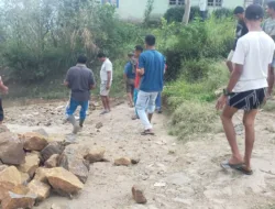 Pastor Fidelis Armin Bersama Warga Perbaiki Jalan Rusak di Manggarai Timur