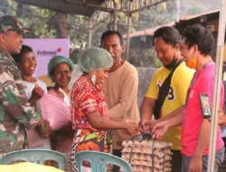 Indosat Serahkan Bantuan Masyarakat Terdampak Pasca Erupsi Gunung Lewotobi Laki-Laki di Flores Timur